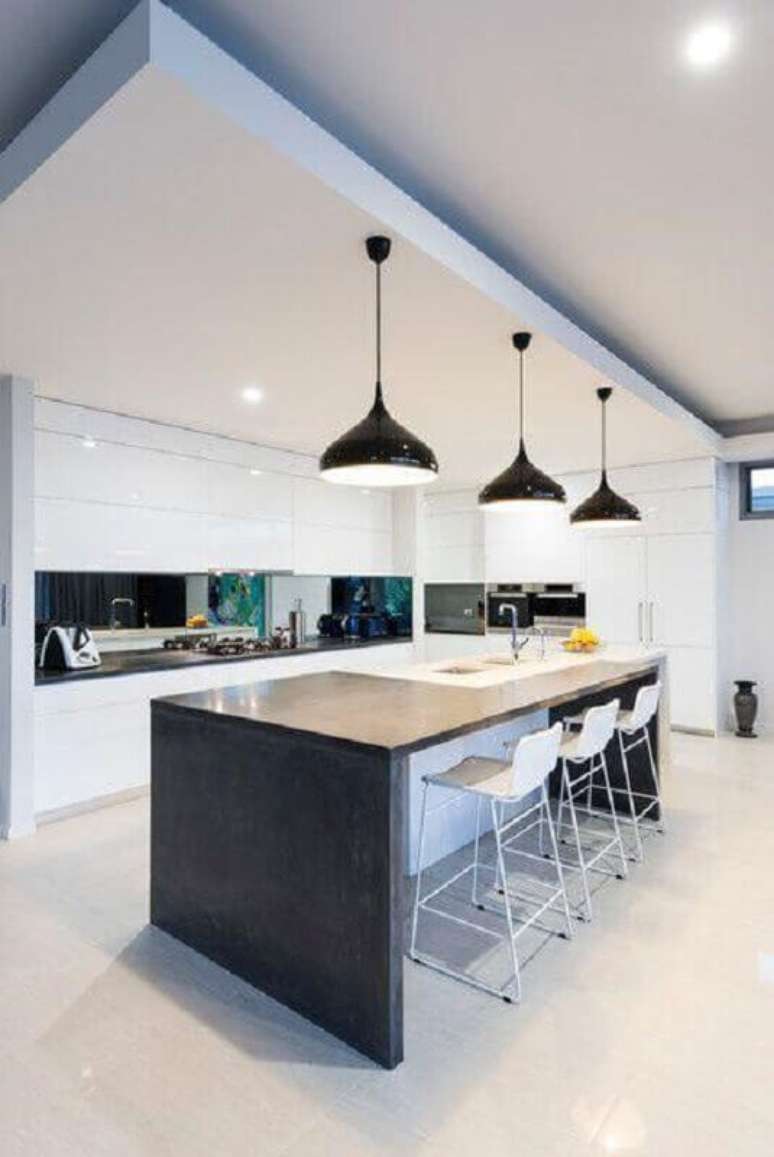 61. Espa&ccedil;o gourmet todo branco decorado com lumin&aacute;rias pretas e estilo moderno &ndash; Foto: Stuart Osman Building Designs