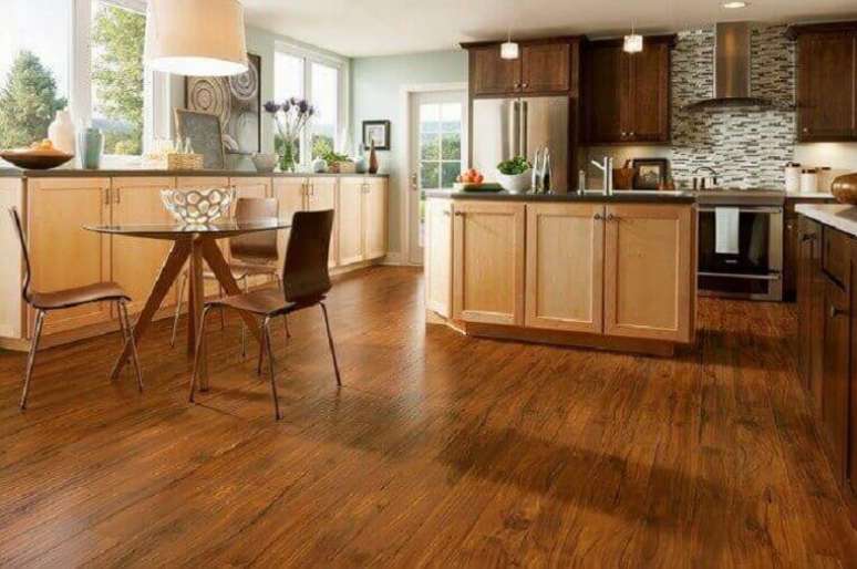 64. O piso laminado combina perfeitamente com uma cozinha ao estilo rústico. Fonte: Pinterest