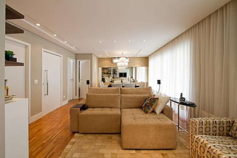 71. Piso de madeira compõe o revestimento desta sala de estar. Projeto por Sartori Design