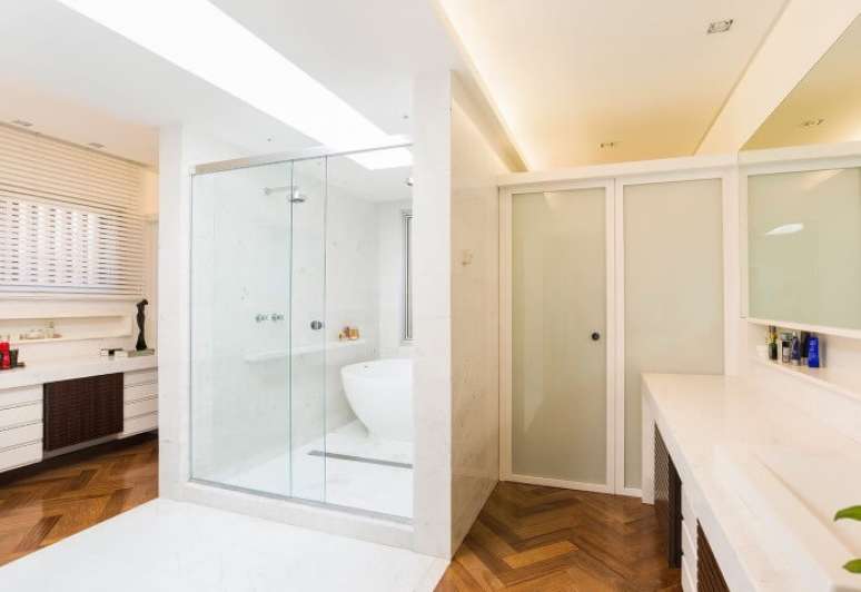58. Sala de banho com piso de madeira e parte em outro tipo de piso. Projeto de Leonardo Muller