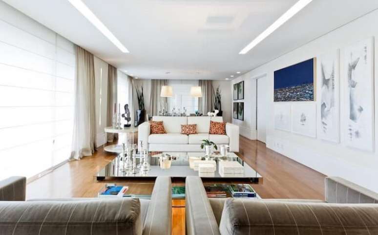 77. Sala de estar ampla com piso de madeira. Projeto por Sesso & Dalanezi Arquitetura+Design