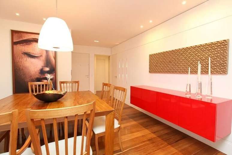 81. Sala de estar com armário vermelho e piso de madeira. Projeto por Hercules Bassalo