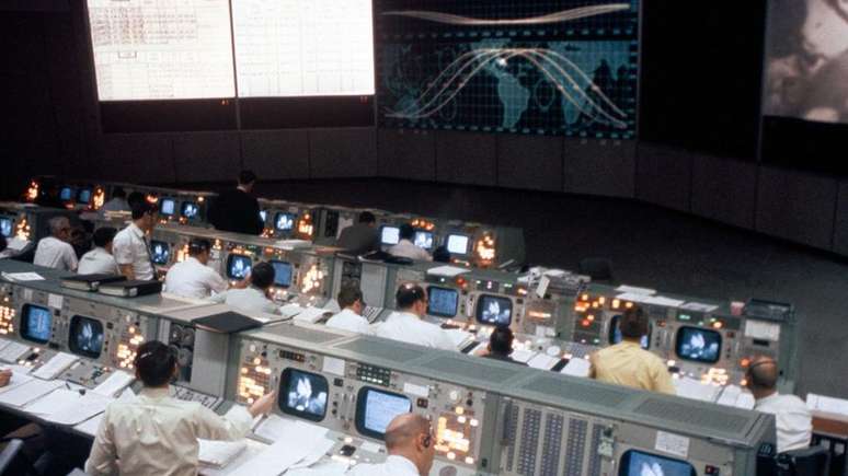 A sala de controle, que teve seus dias de glória durante a corrida espacial, supervisionou mais de 40 missões espaciais, inclusive a Apollo 11, quando o homem pisou na Lua pela primeira vez