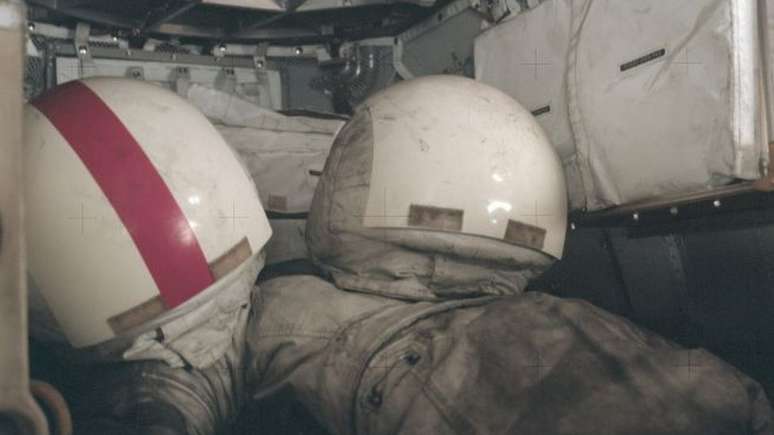No fim da missão Apollo 17, em dezembro de 1972, os trajes espaciais e os capacetes estavam cobertos de poeira lunar