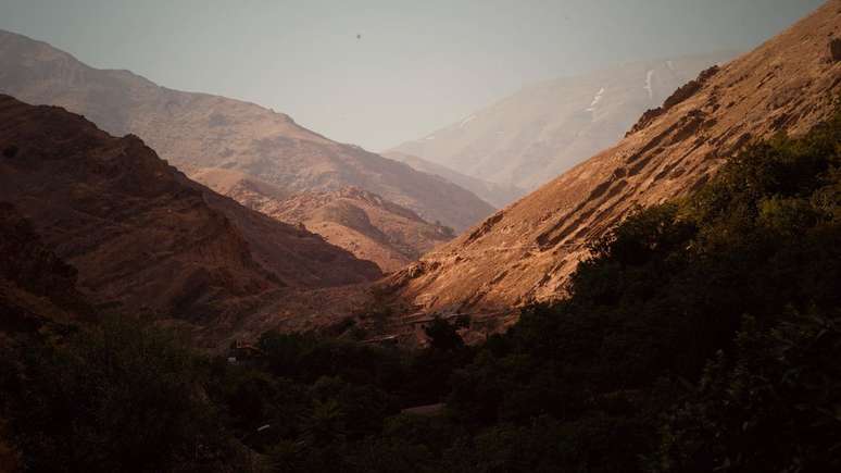 As montanhas oferecem um alívio do calor e da poluição que afetam Teerã