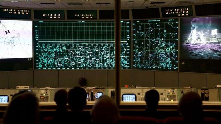 Para preservar a sala de controle, os visitantes só poderão ver o ambiente através do vidro de uma galeria aos fundos, como se estivessem assistindo ao vivo o controle de uma missão espacial