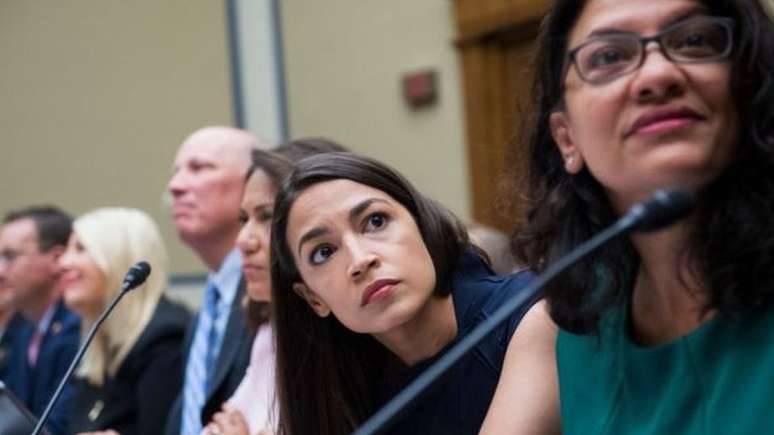 Ocasio-Cortez e Tlaib durante uma audiência do Comitê da Câmara de Supervisão e Reforma