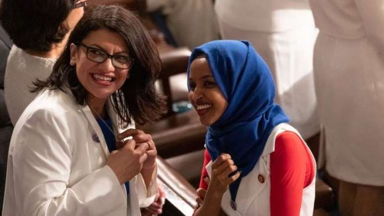 Rashida Tlaib (à esquerda, ao lado de Ilhan Omar) é a primeira mulher de origem palestina a servir no Congresso