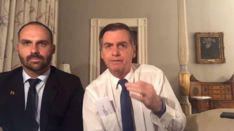 Jair Bolsonaro participa de live ao lado do filho Eduardo nos Estados Unidos