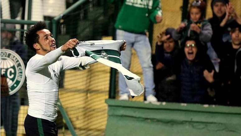 Rafinha comemora gol na vitória do Coritiba sobre o São Bento