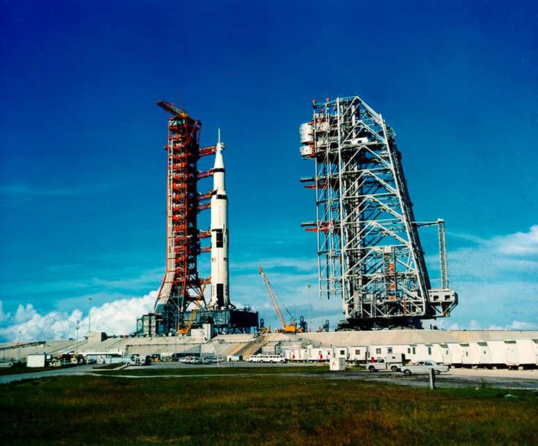 Sistema da Apollo 11 é instalado na plataforma de lançamento