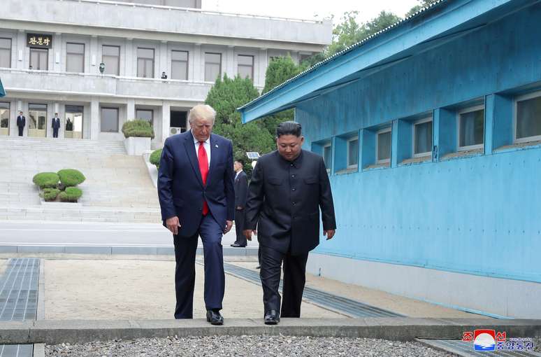 Presidente dos EUA, Donald Trump, e l&iacute;der da Coreia do Norte, Kim Jong Un, na fronteira entre as Coreias
30/06/2019
KCNA via REUTERS