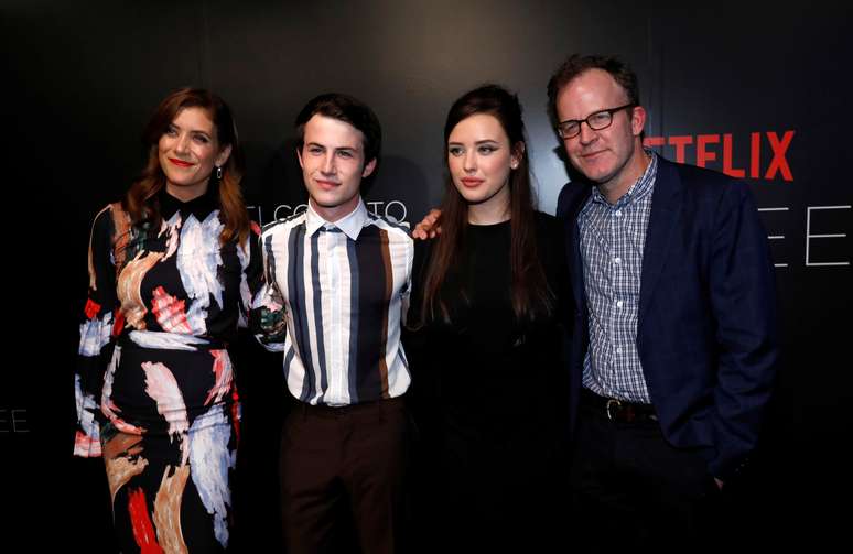 Director McCarthy posa com atores da s&eacute;rie "13 Reasons Why" em Beverly Hills
02/606/2017
REUTERS/Mario Anzuoni