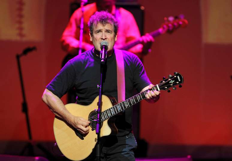 Cantor sul-africano Johnny Clegg faz show durante noite de gala da África do Sul em Mônaco
29/09/2012 REUTERS/Sebastien Nogier/Pool