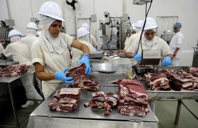 Processamento de carne em frigorífico em Santana de Parnaíba (SP) 
19/12/2017
REUTERS/Paulo Whitaker