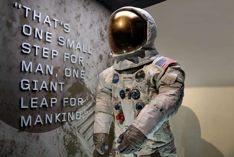 Traje espacial de Neil Armstrong &eacute; exibido no museu aeroespacial no Smithsonian, em Washington
16/07/2019
Museu aeroespacial do Smithsonian/Jim Preston/Divulga&ccedil;&atilde;o via REUTERS