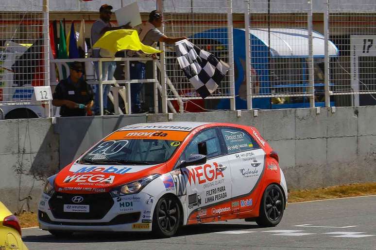 Raphael Abbate faz história na Copa HB20 em Curvelo