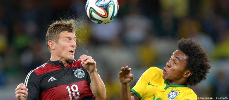 O alemão Toni Kroos e o brasileiro Willian em disputa de bola na semifinal da Copa de 2014