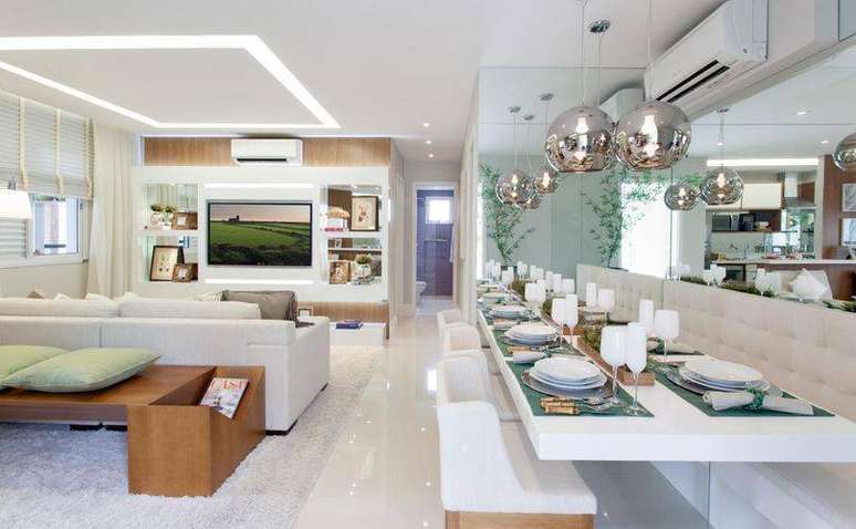 2. Mesa de jantar no canto da sala com integra&ccedil;&atilde;o entre salas de jantar e estar. Projeto por Sesso & Dalanezi