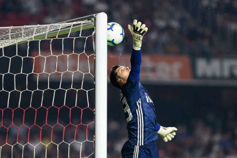 TIago Volpi foi encoberto, após desvio na zaga, no lance do gol de empate do Palmeiras (Foto: Marcello Zambrana)