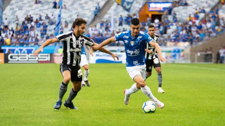 Lateral-direito teve atuação sólida na marcação (Foto: Fábio Barros/Agência F8)