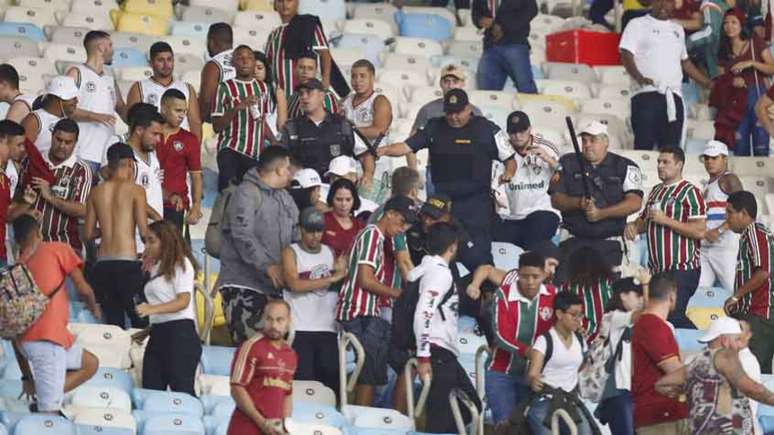 Policiais foram acionados para conter a briga entre os torcedores do Fluminense (MARCELO DE JESUS / RAW-IMAGE)