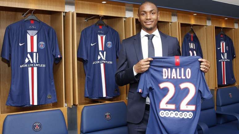 Zagueiro com a camisa do PSG (Foto: Divulgação)