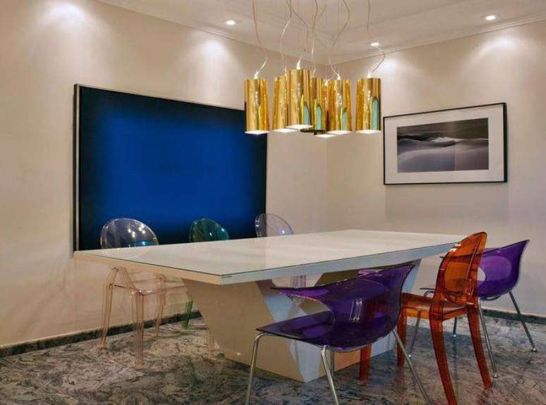 28. A mesa de jantar pode ser associada a um bom lustre. Projeto de D&eacute;bora Brand&atilde;o