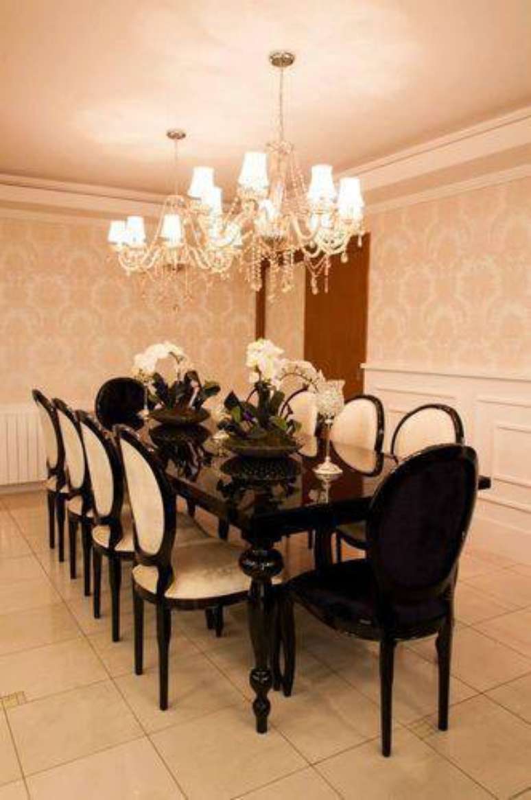 15. Mesa de jantar com um design cl&aacute;ssico na cor preta e poltronas elegantes. Projeto Graziela Von Muhlen