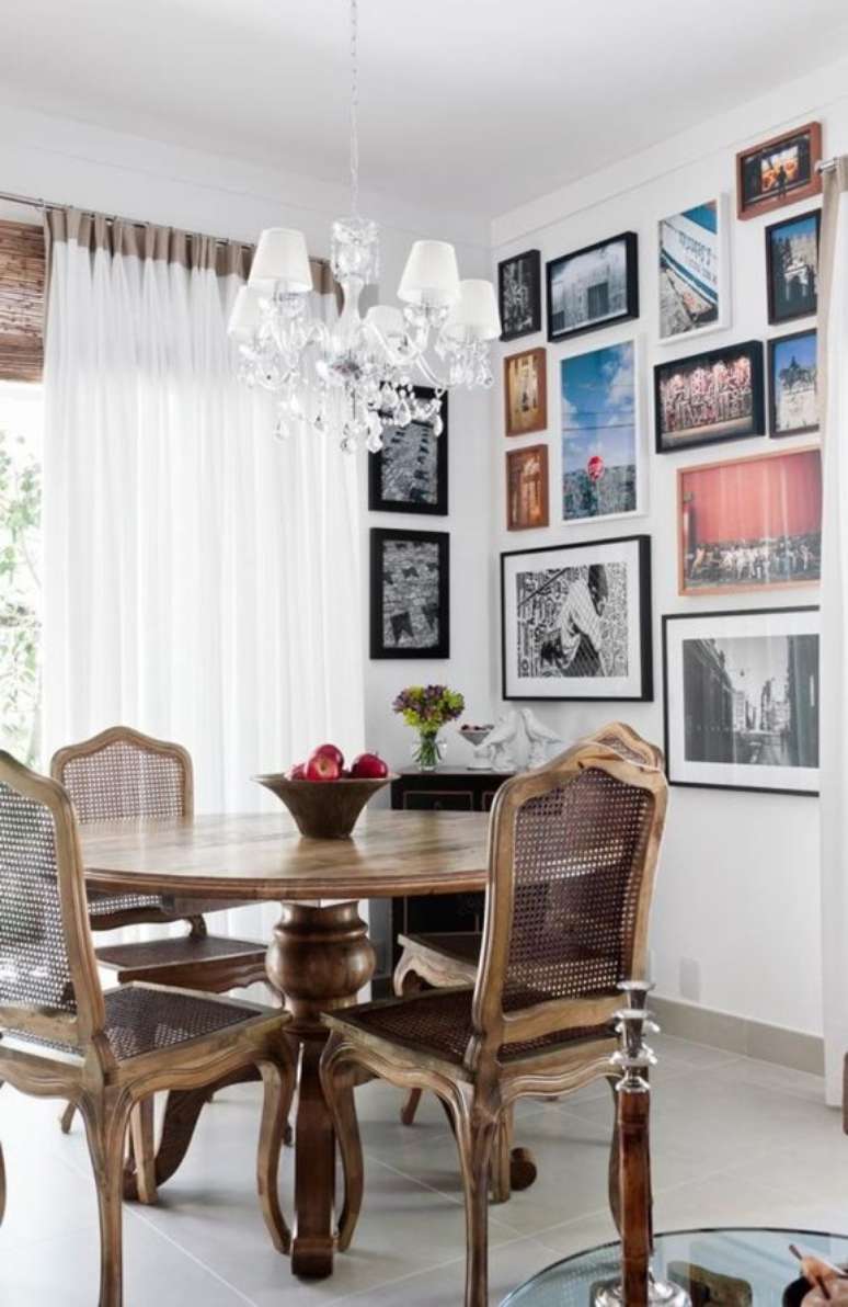 3. Mesa de jantar de madeira em formato circular