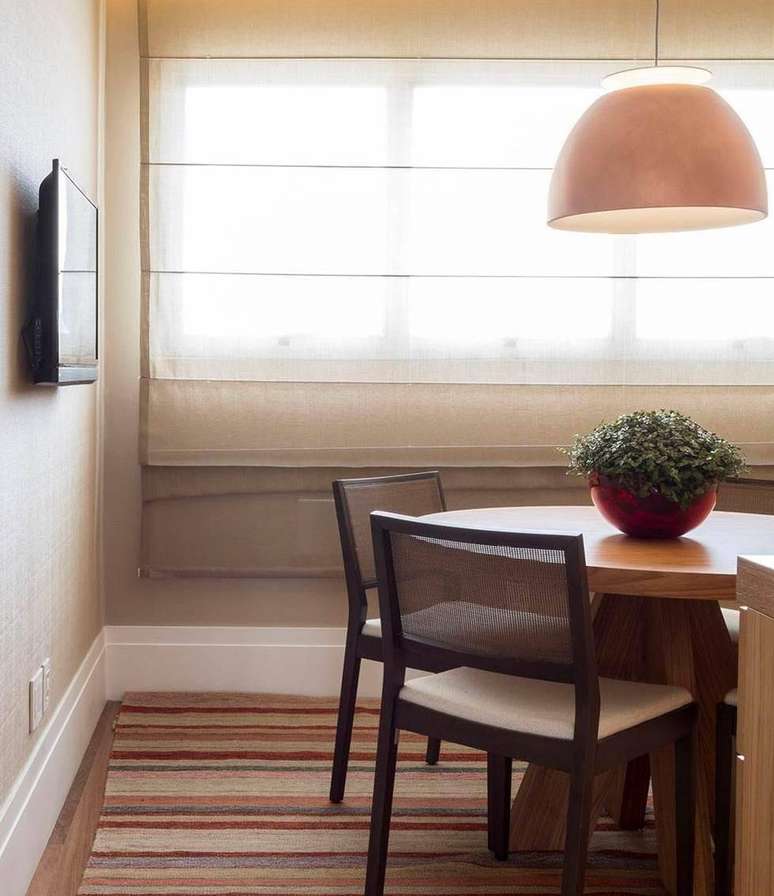 31. Uma pequena mesa de jantar pode ser ganhar destaque com um bom arranjo de flores. Projeto de BMG Arquitetura