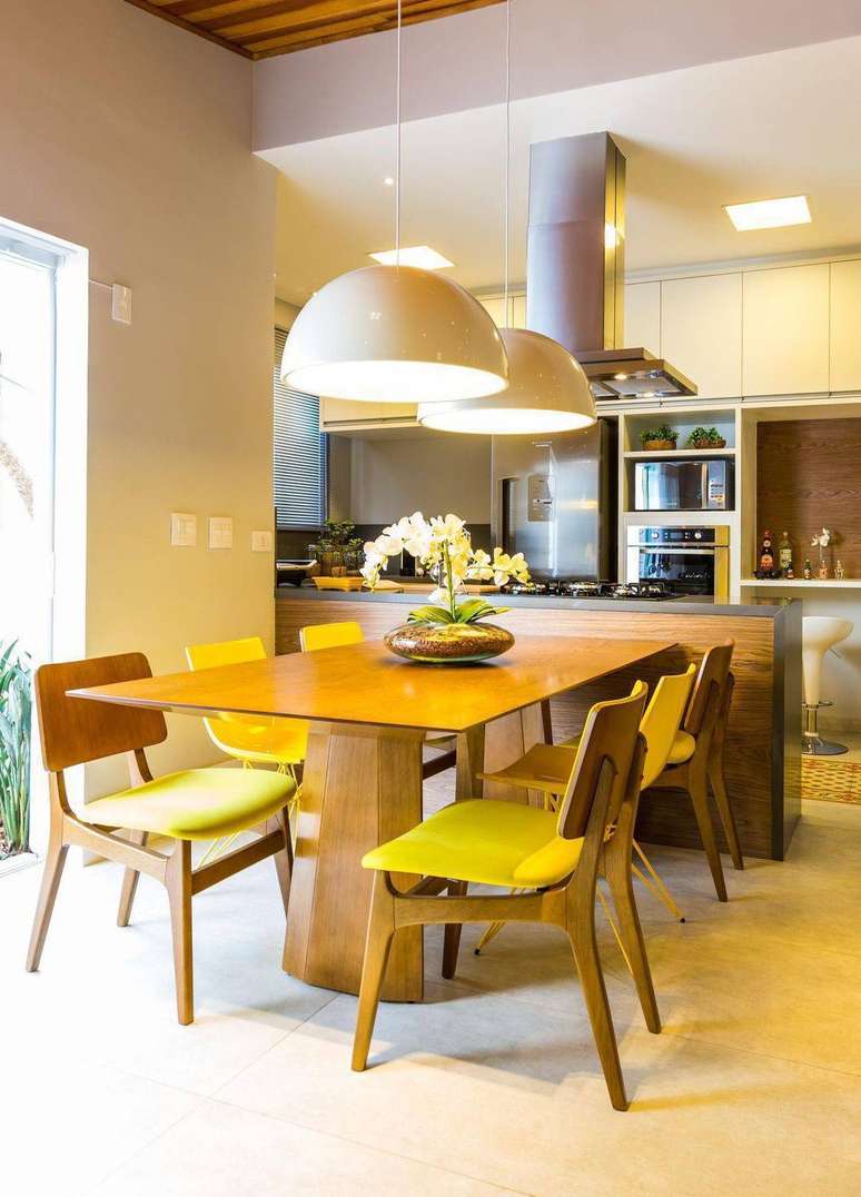 34. A mesa de jantar de madeira de lei ainda &eacute; um dos modelos mais comuns. Projeto de By Arquitetura