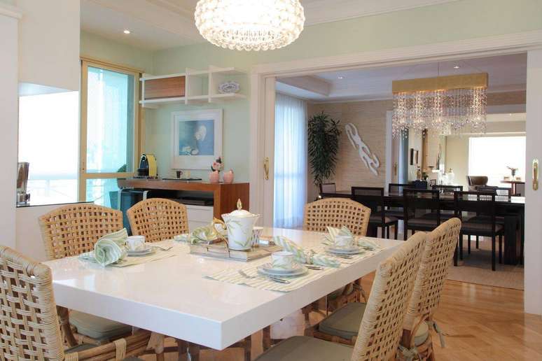 38. Mesa de jantar com cadeiras de palha &eacute; uma &oacute;tima forma de dar delicadeza ao ambiente. Projeto de Cris Paola