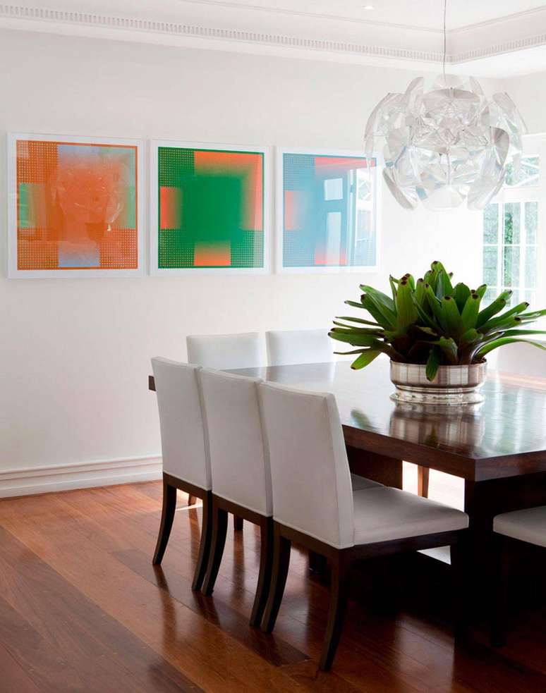 43. Cadeiras estofadas s&atilde;o muito interessantes e ajudam a compor uma simples mesa de jantar. Projeto de Fernanda More