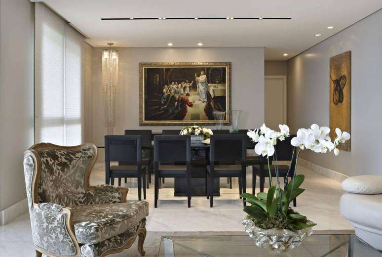 45. Quadros s&atilde;o &oacute;timos para compor ambientes com mesa jantar simples. Projeto de Gislene Lopes