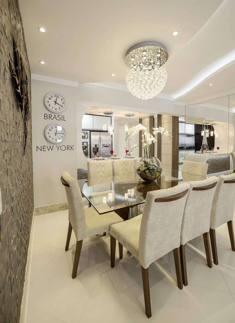 48. As cadeiras estofadas de mesa de jantar necessitam de muita manuten&ccedil;&atilde;o. Projeto de Iara Kilaris