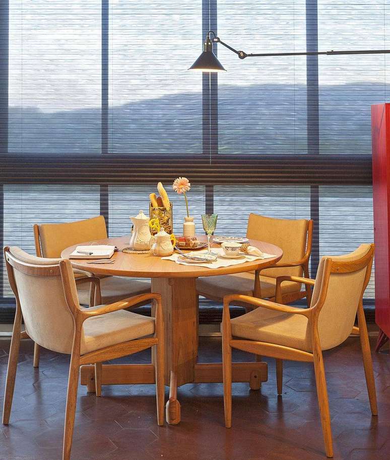 49. A madeira é um ótimo material para cadeira e mesa de jantar. Projeto por Isabela Bathonico