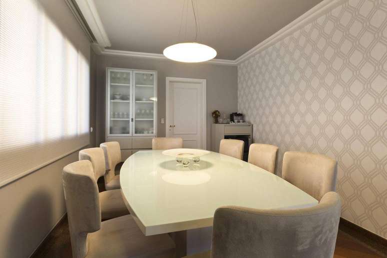 51. A mesa de jantar pode ter diferente formatos. Projeto por Juliana Conforto