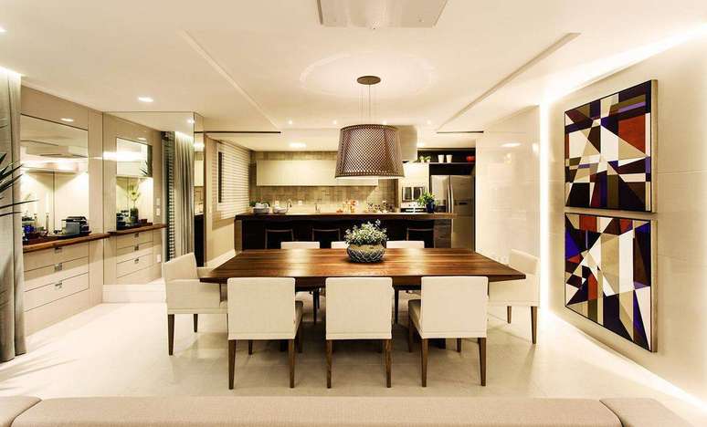 53. Utilizar na mesa de jantar cadeiras com encosto de bra&ccedil;os &eacute; um forma de deixar o c&ocirc;modo mais confort&aacute;vel. Projeto por Juliana Pippi