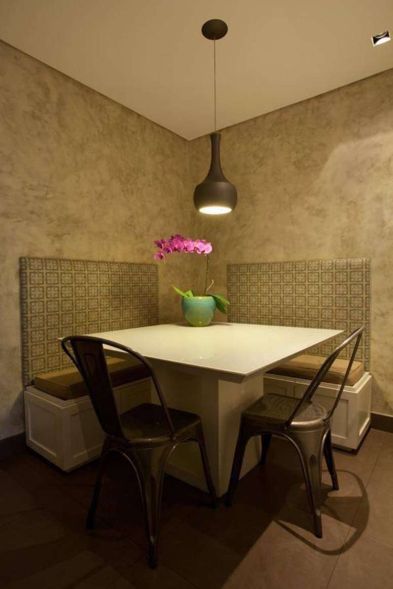 55. A mesa de jantar planejada &eacute; perfeita para quem quer ganhas espa&ccedil;o. Projeto por Liliana Zenaro