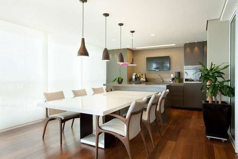 56. Os pendentes s&atilde;o &oacute;timos para combinar com a sala de jantar. Projeto por Liliana Zenaro