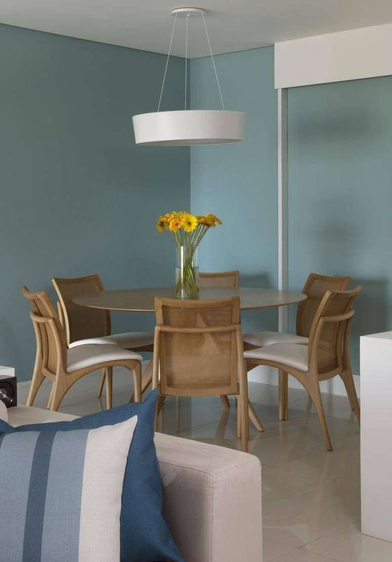 58. Muitos modelos de mesa jantar utilizam cadeiras divertidas. Projeto de Marina Carvalho