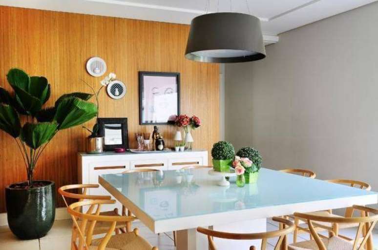 59. A mesa de jantar pode combinar com pain&eacute;is de parede. Projeto de Milena Aguiar