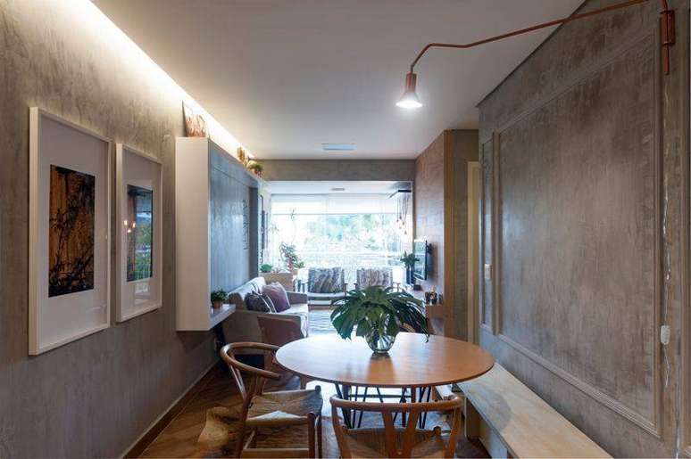 61. A mesa de jantar pode ter bancos simples ao inv&eacute;s de cadeiras. Projeto por Mis Arquitetura e Interiores