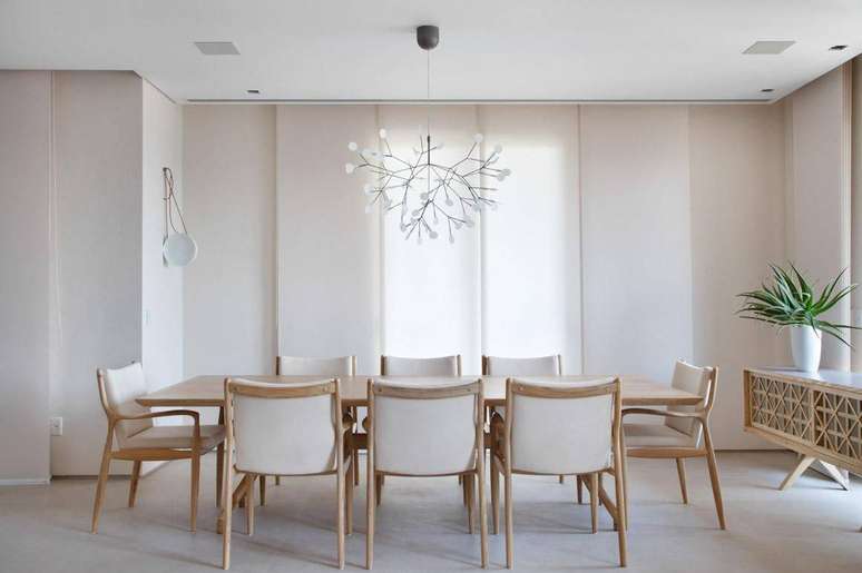 66. Modelos de mesa de jantar mais singelas costumam ter cores em tons mais claros. Projeto de Patr&iacute;cia Martinez