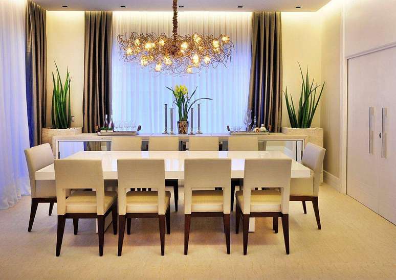 69. &Eacute; importante que a mesa de jantar tenha n&uacute;meros pares de cadeiras para ter mais equil&iacute;brio. Projeto de Quitete Faria