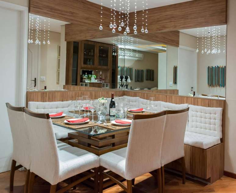 71. Um sof&aacute; modular pode servir como cadeira para a mesa de jantar. Projeto de Raduan Arquitetura