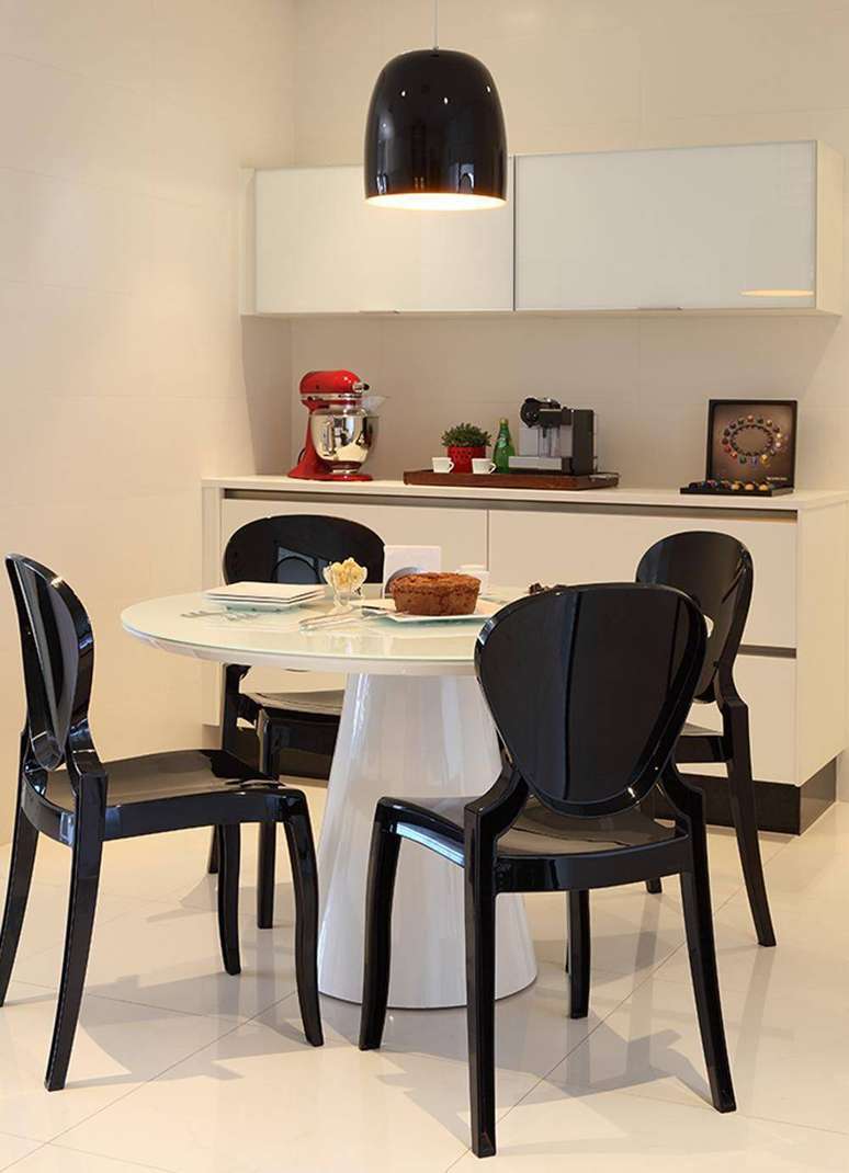 72. A mesa de jantar pode ser moderna e minimalista. Projeto por Rocha Andrade