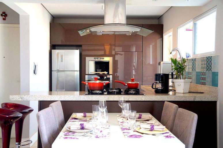 74. A mesa de jantar pequena n&atilde;o precisa ser simples. Projeto de Thamyris Albuquerque