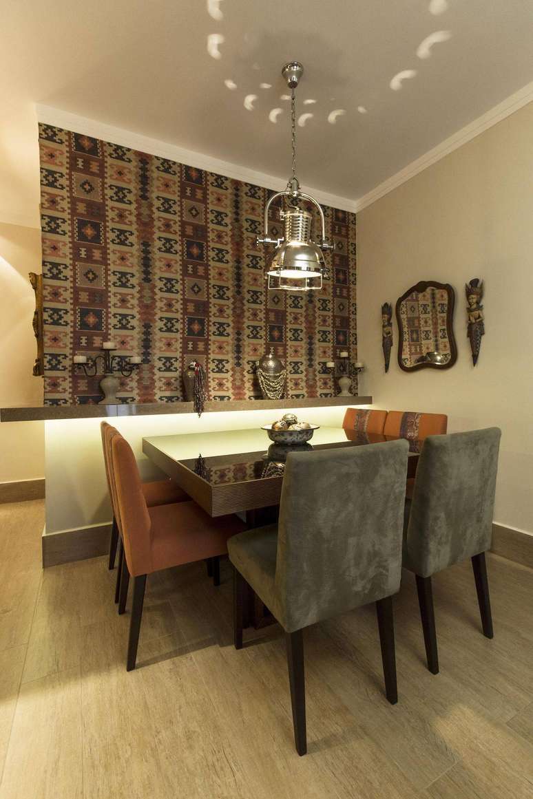 75. Mesa de madeira espelhada pode dar um efeito interessante para o c&ocirc;modo. Projeto de Vinicius de Mello